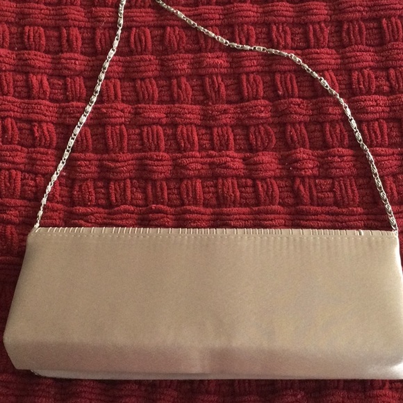 Button enclosure evening bag with chain strap - Picture 3 of 4
